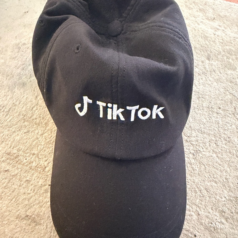 lululemon athletica Black Hat with TikTok logo embroidery new condition